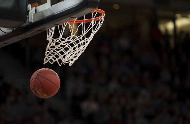 NBA季后赛勇士对阵凯尔特人，库里三分出手瞬间，球场灯光璀璨，气氛紧张激烈
